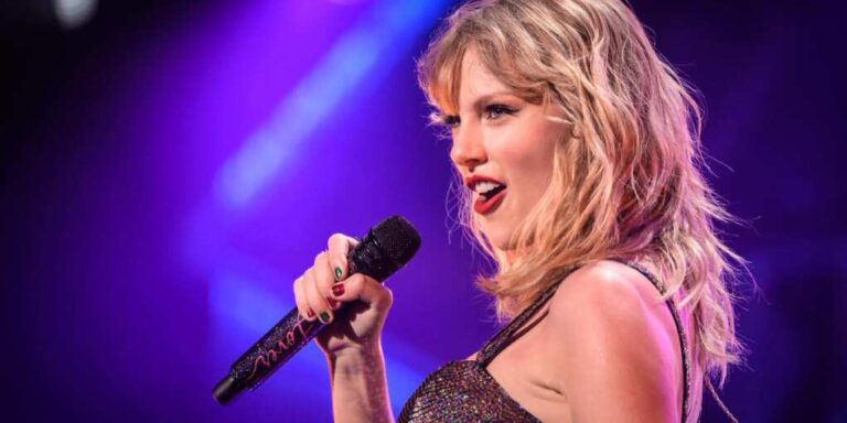 Trump Roasts Taylor Swift at Eagles Celebration, Crowd Bursts Out Laughing Trump Roasts Taylor Swift at Eagles Celebration, Crowd Bursts Out Laughing